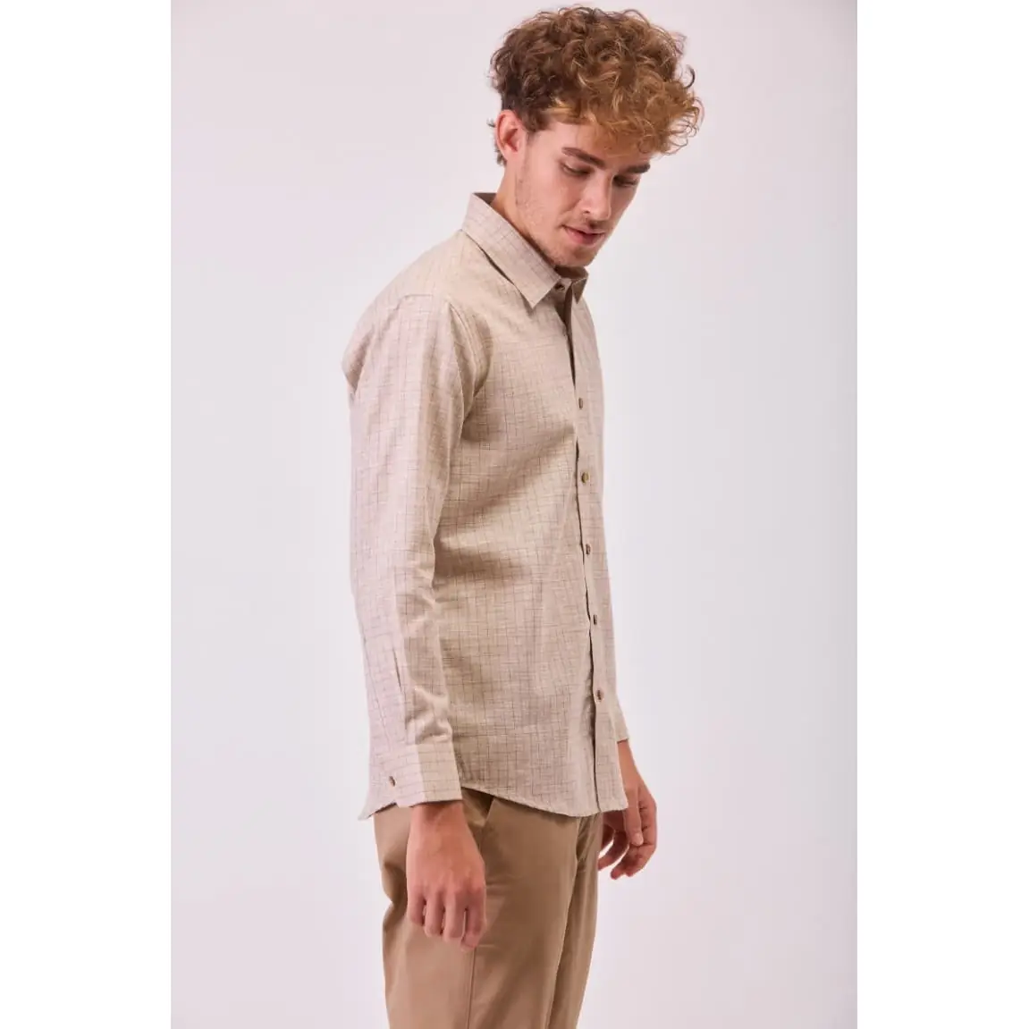 Camisa de cuadros y botones de madera WorkTeam B8800 2 Camisa de cuadros y botones de madera WorkTeam B8800, Beige, vista lateral con modelo