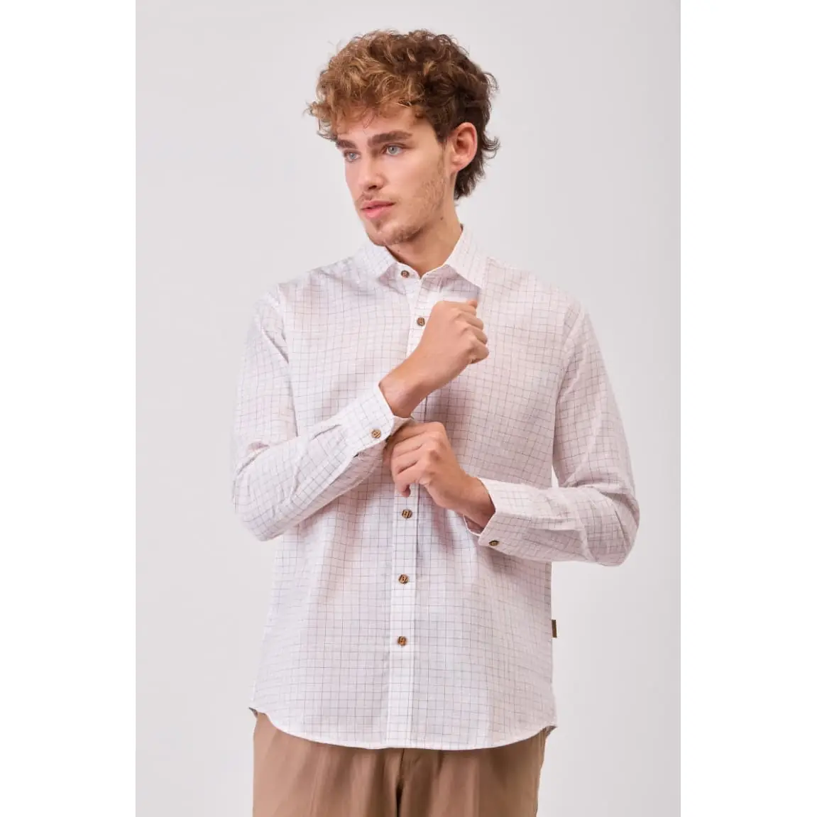 Camisa de cuadros y botones de madera WorkTeam B8800 8 Camisa de cuadros y botones de madera WorkTeam B8800, Blanco natural, detalle frontal con modelo