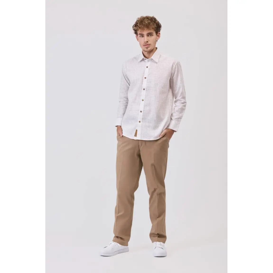 Camisa de cuadros y botones de madera WorkTeam B8800 7 Camisa de cuadros y botones de madera WorkTeam B8800, Blanco natural, vista frontal de cuerpo entero con modelo