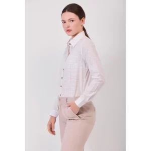 Camisa de cuadros de mujer WorkTeam B8890, Blanco natural, vista lateral con modelo