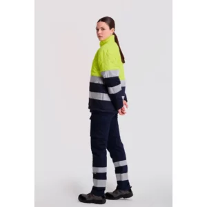 Cazadora acolchada para alimentación WorkTeam C1015, Amarillo a.v./Marino, vista trasera con persona