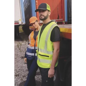 Escena de catálogo con Chaleco de alta visibilidad WorkTeam C3605; Chaleco de alta visibilidad WorkTeam C3606; Gorra WorkTeam WFA908.