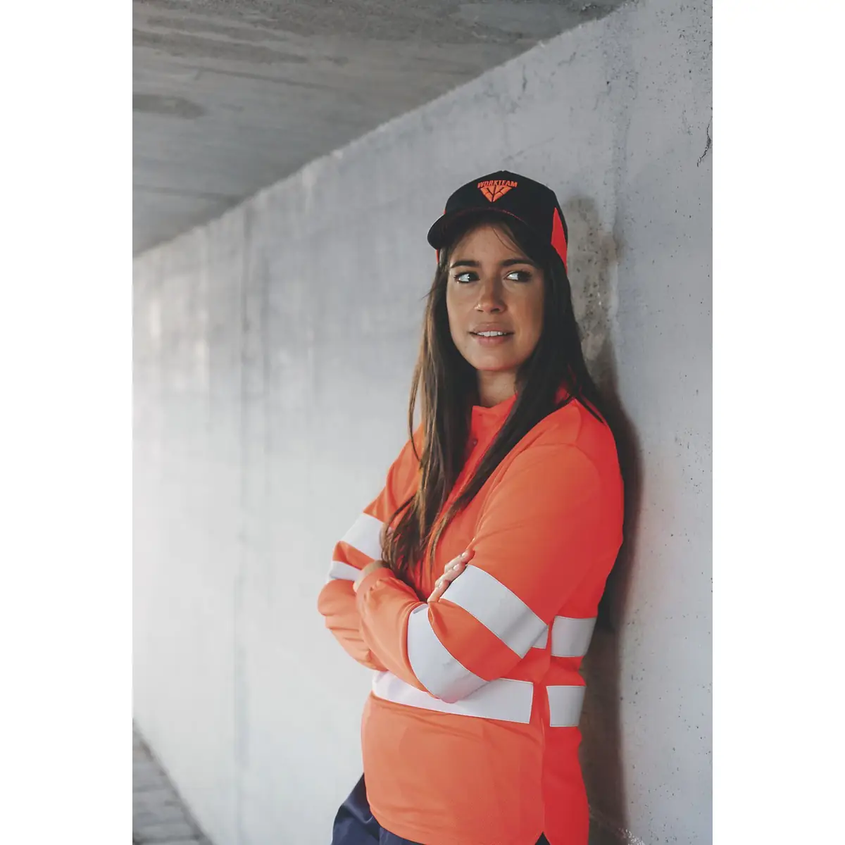 Gorra WorkTeam WFA941 1 Escena de catálogo con Polo de alta visibilidad WorkTeam C3837; Gorra WorkTeam WFA941.
