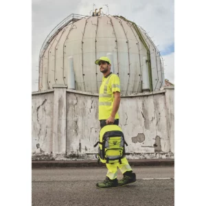 Escena de catálogo con Polo de alta visibilidad WorkTeam C3882; Mochila WorkTeam WFA407; Gorra WorkTeam WFA907.