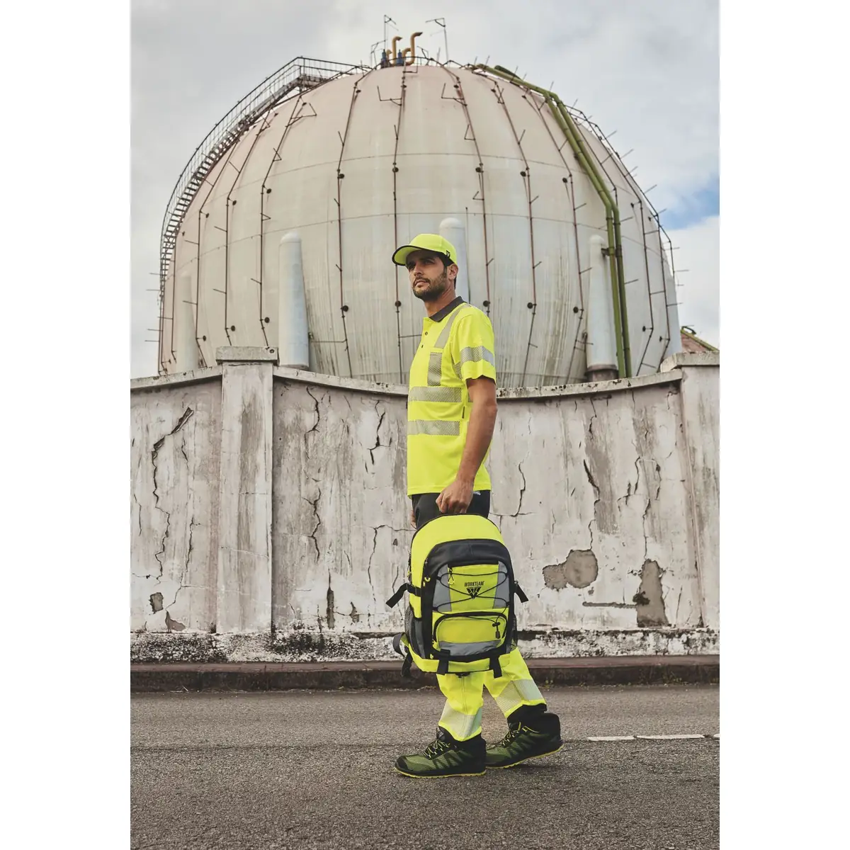 Mochila WorkTeam WFA407 2 Escena de catálogo con Polo de alta visibilidad WorkTeam C3882; Mochila WorkTeam WFA407; Gorra WorkTeam WFA907.