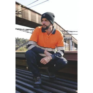Escena de catálogo con Polo de alta visibilidad WorkTeam C3891; Gorro WorkTeam WFA918.
