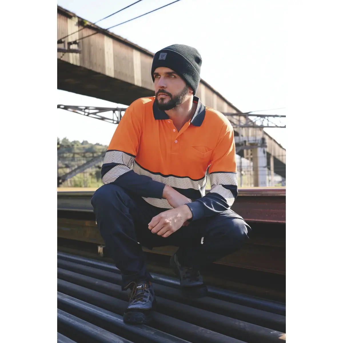 Gorro WorkTeam WFA918 1 Escena de catálogo con Polo de alta visibilidad WorkTeam C3891; Gorro WorkTeam WFA918.