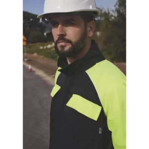 Buzo combinado flúor WorkTeam C4505, Negro/Amarillo flúor, vista con persona del catálogo
