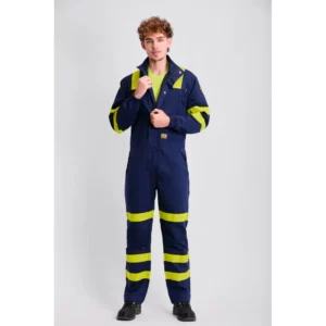 Buzo multinorma WorkTeam C5096, Marino/Amarillo flúor, vista frontal con persona