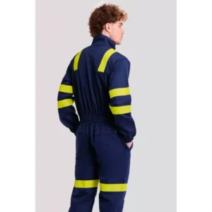 Buzo multinorma WorkTeam C5096, Marino/Amarillo flúor, vista posterior con persona