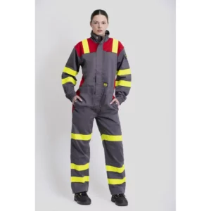 Buzo multinorma combinado WorkTeam C5099, Gris/Rojo/Amarillo flúor, vista frontal con persona