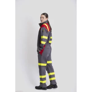 Buzo multinorma combinado WorkTeam C5099, Gris/Rojo/Amarillo flúor, vista de tres cuartos posterior con persona