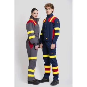 Buzo multinorma combinado WorkTeam C5099, Gris/Rojo/Amarillo flúor, vista frontal y posterior con dos personas