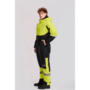 Buzo impermeable para frío WorkTeam C7020, Negro/Amarillo flúor, vista de tres cuartos frontal con persona