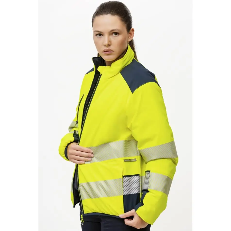 Cazadora reversible acolchada WorkTeam C8210 1 Cazadora reversible acolchada WorkTeam C8210, Amarillo a.v./Marino, vista frontal de cara de alta visibilidad con persona