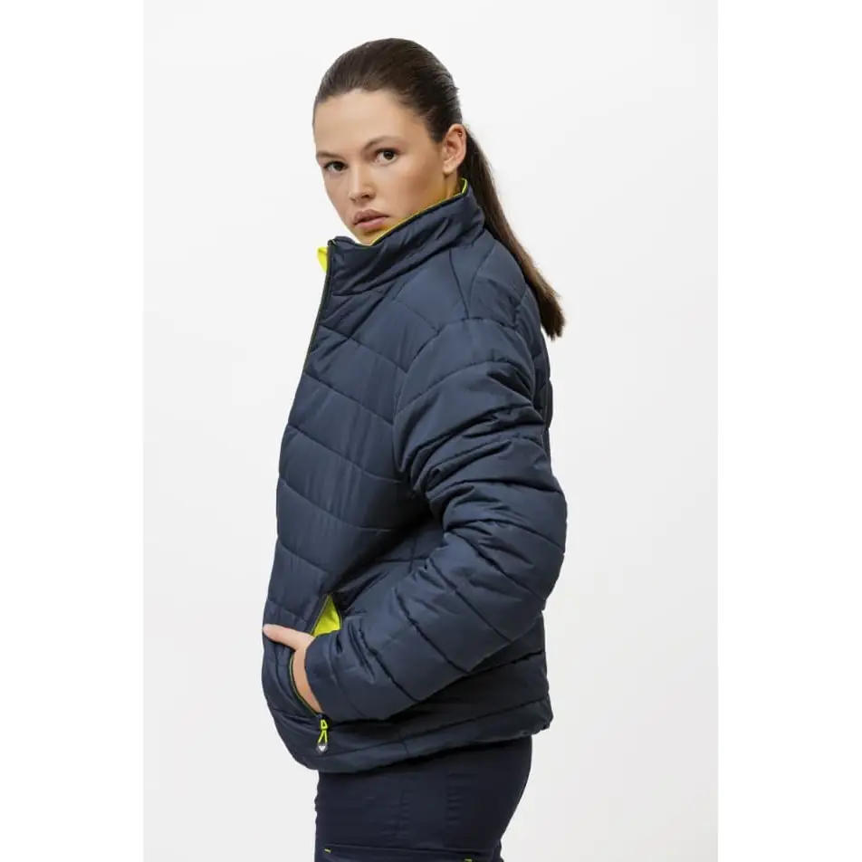 Cazadora reversible acolchada WorkTeam C8210 11 Cazadora reversible acolchada WorkTeam C8210, Amarillo a.v./Marino, vista frontal de cara acolchada con persona
