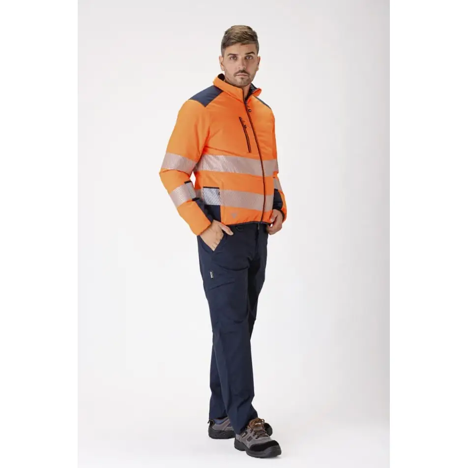 Cazadora reversible acolchada WorkTeam C8210 12 Cazadora reversible acolchada WorkTeam C8210, Naranja a.v./Marino, vista frontal de cara de alta visibilidad con persona