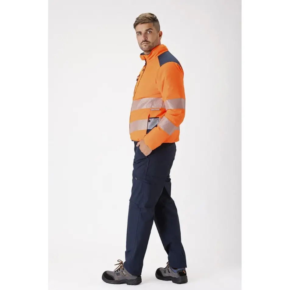 Cazadora reversible acolchada WorkTeam C8210 14 Cazadora reversible acolchada WorkTeam C8210, Naranja a.v./Marino, vista lateral de cara de alta visibilidad con persona