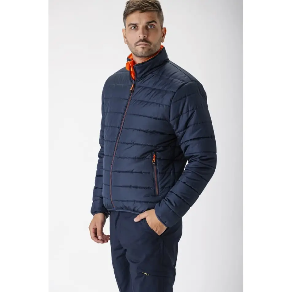 Cazadora reversible acolchada WorkTeam C8210 15 Cazadora reversible acolchada WorkTeam C8210, Naranja a.v./Marino, detalle de cara acolchada con persona