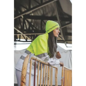 Escena de catálogo con Sudadera de alta visibilidad WorkTeam C9035; Gorro WorkTeam WFA917.