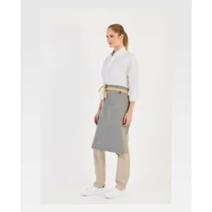 Delantal francés largo de espiga WorkTeam M731, Gris, vista lateral con persona