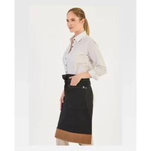 Delantal francés largo canvas WorkTeam M741, Negro/Marrón, vista con persona