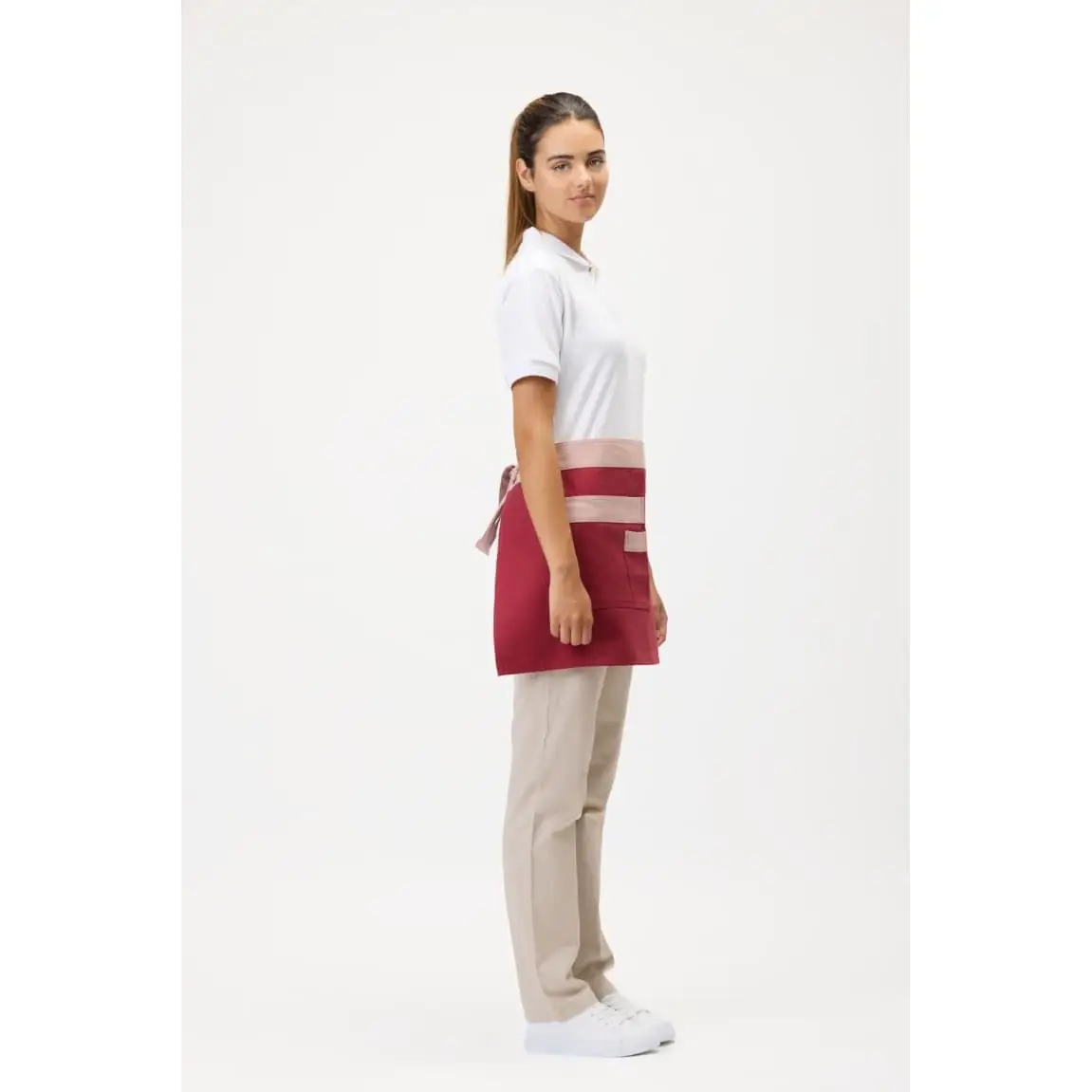 Delantal francés corto canvas WorkTeam M755 2 Delantal francés corto canvas WorkTeam M755, Granate/Rosa claro, vista con persona