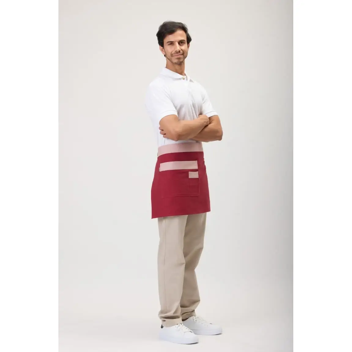 Delantal francés corto canvas WorkTeam M755 5 Delantal francés corto canvas WorkTeam M755, Granate/Rosa claro, vista con persona