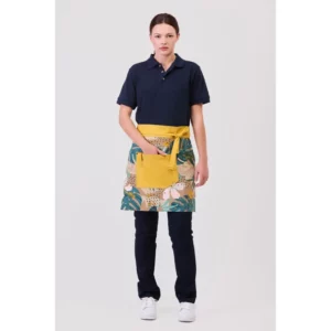 Delantal francés canvas WorkTeam M757, Estampado hojas tropicales/Mostaza, vista frontal con persona