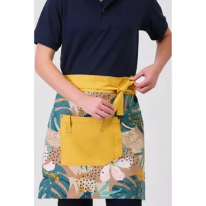 Delantal francés canvas WorkTeam M757, Estampado hojas tropicales/Mostaza, detalle del bolsillo con persona