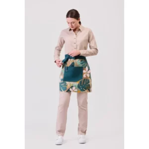 Delantal francés canvas WorkTeam M757, Estampado hojas tropicales/Verde oscuro, vista con persona