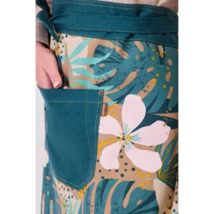 Delantal francés canvas WorkTeam M757, Estampado hojas tropicales/Verde oscuro, detalle del bolsillo con persona