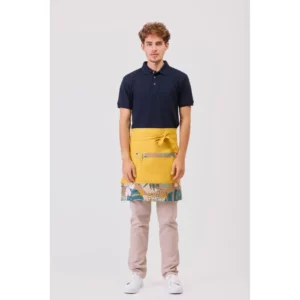 Delantal francés canvas WorkTeam M759, Mostaza/Estampado hojas tropicales, vista frontal con persona