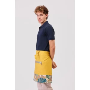 Delantal francés canvas WorkTeam M759, Mostaza/Estampado hojas tropicales, vista con persona