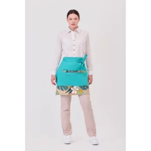 Delantal francés canvas WorkTeam M759, Turquesa/Estampado hojas tropicales, vista con persona