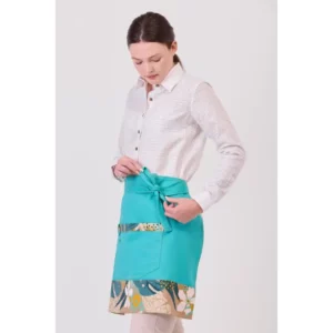 Delantal francés canvas WorkTeam M759, Turquesa/Estampado hojas tropicales, vista con persona