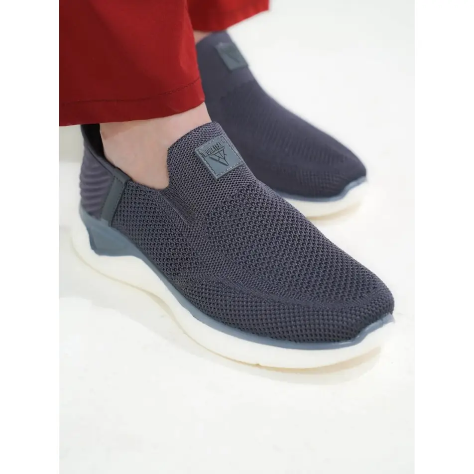 Zapatilla de punto WorkTeam P4020 8 Zapatilla de punto WorkTeam P4020, Gris, vista con persona