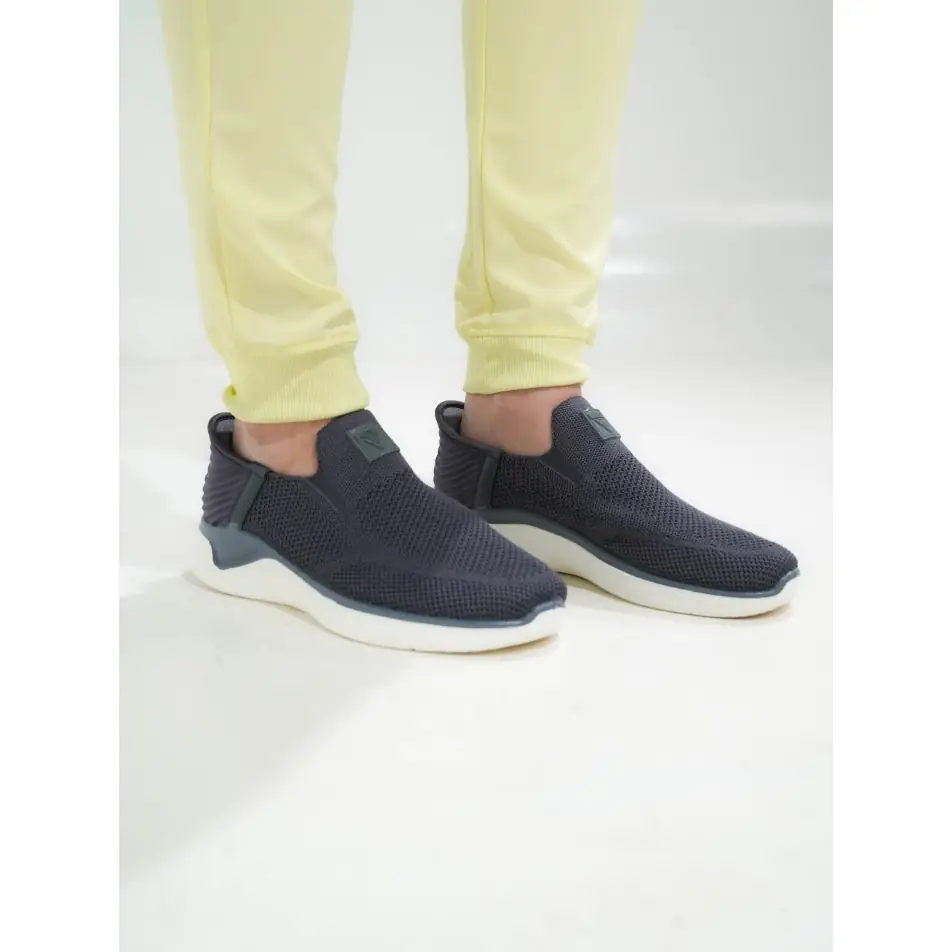 Zapatilla de punto WorkTeam P4020 9 Zapatilla de punto WorkTeam P4020, Gris, vista con persona