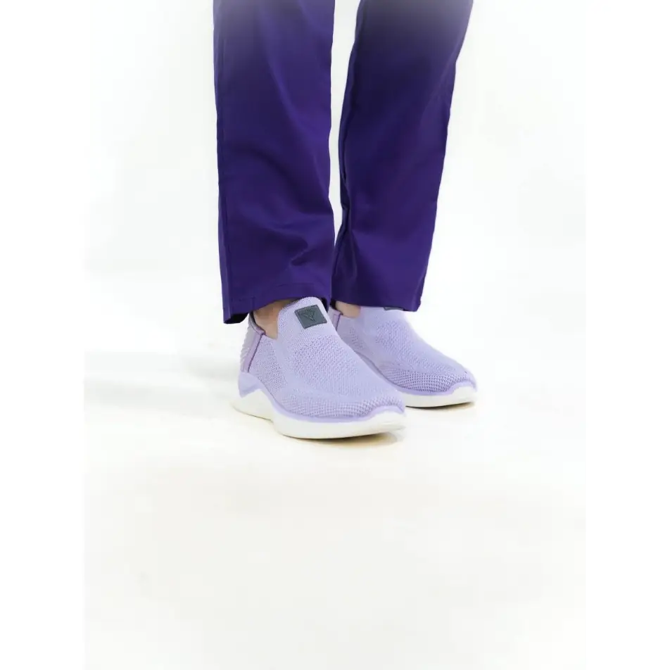 Zapatilla de punto WorkTeam P4020 10 Zapatilla de punto WorkTeam P4020, Lila, vista con persona