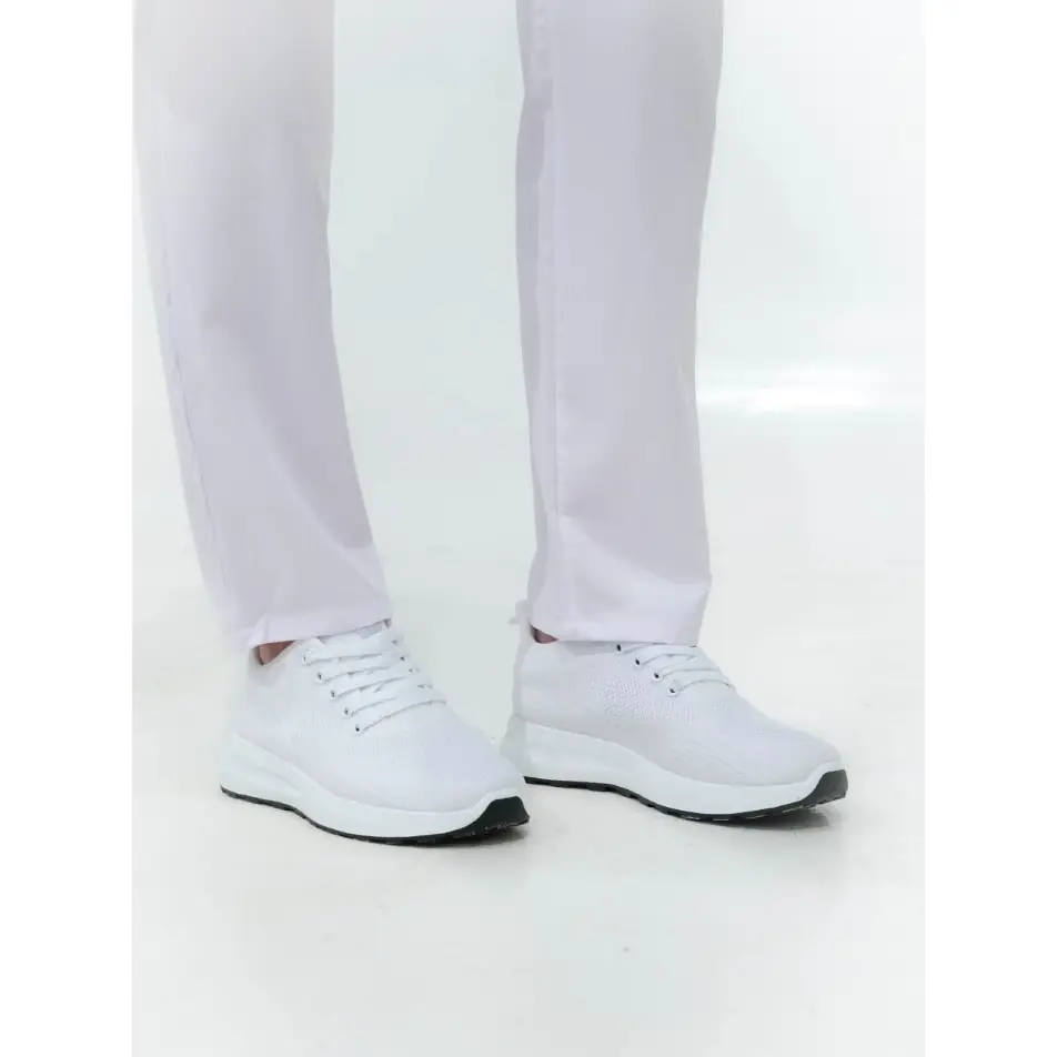 Zapatilla deportiva de punto WorkTeam P4021 13 Zapatilla deportiva de punto WorkTeam P4021, Blanco, vista con persona