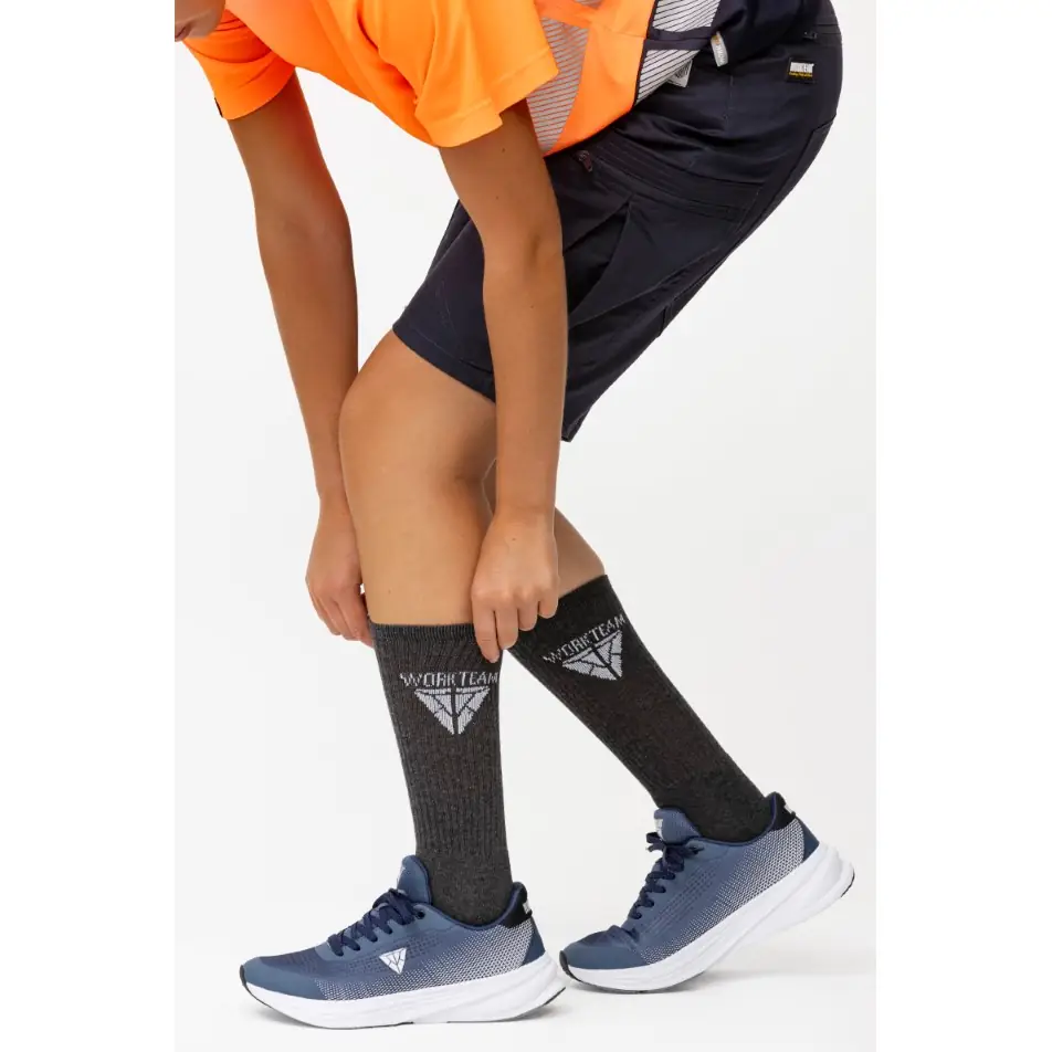 Calcetines, pack 3 pares WorkTeam WFA023 2 Calcetines, pack 3 pares WorkTeam WFA023, Negro/Gris/Blanco, vista con persona