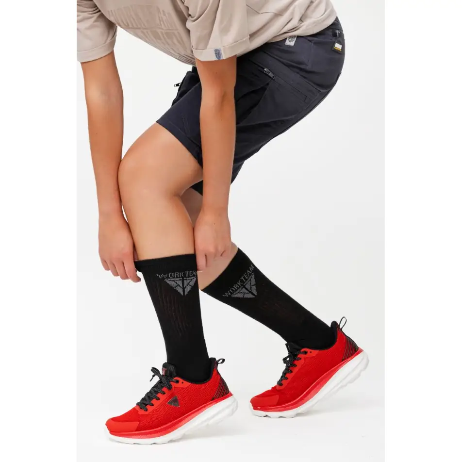 Calcetines, pack 3 pares WorkTeam WFA023 7 Calcetines, pack 3 pares WorkTeam WFA023, Negro/Gris/Blanco, vista con persona