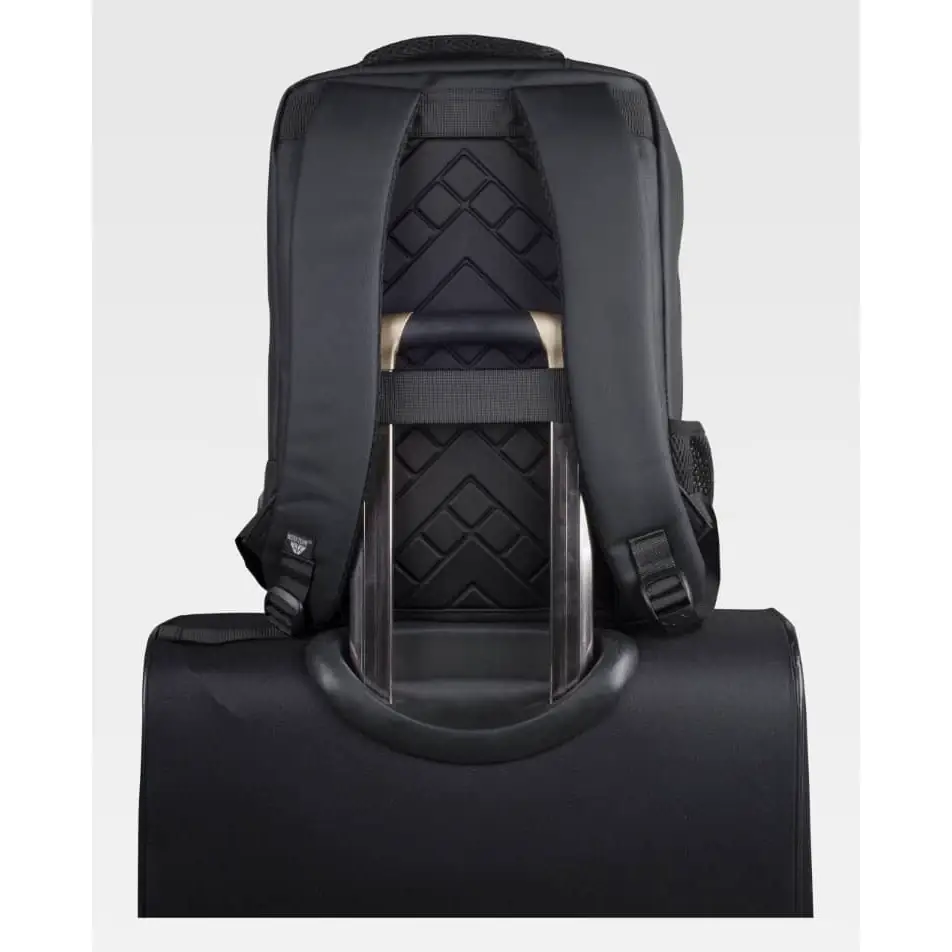 Mochila WorkTeam WFA430 4 Mochila WorkTeam WFA430, Negro, vista de uso sujeta al equipaje