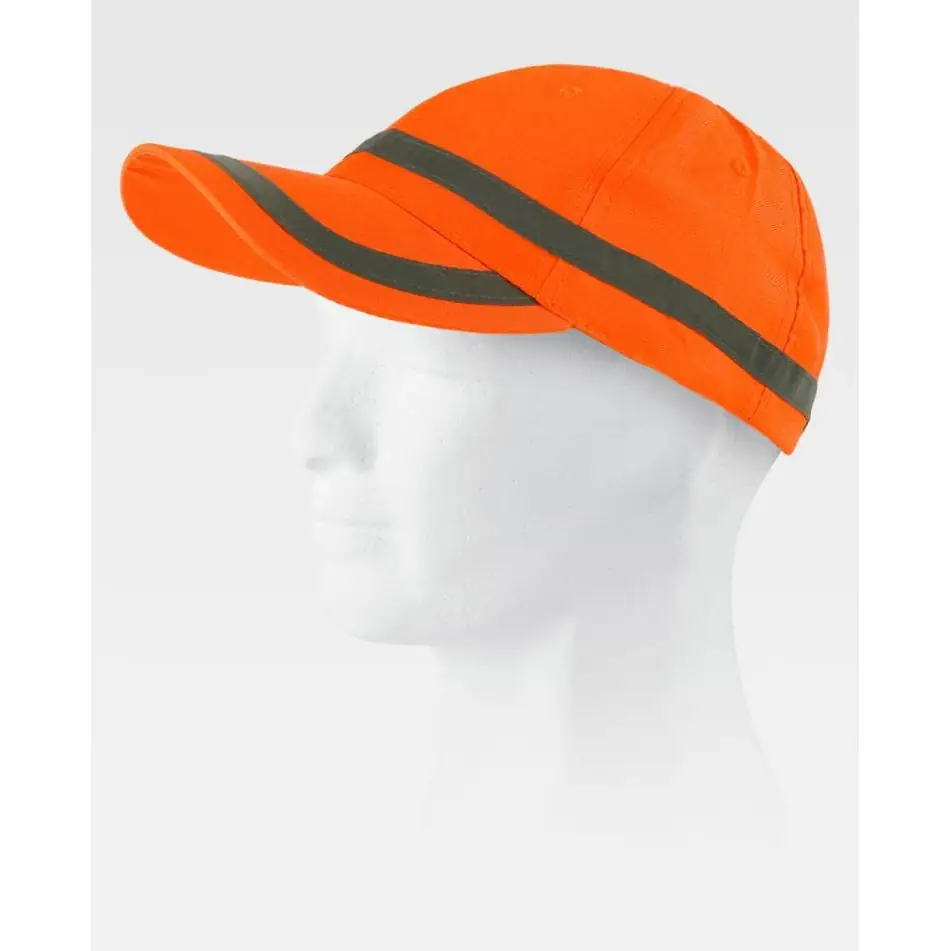 Gorra WorkTeam WFA901 2 Gorra WorkTeam WFA901, Naranja flúor, vista oblicua sobre maniquí