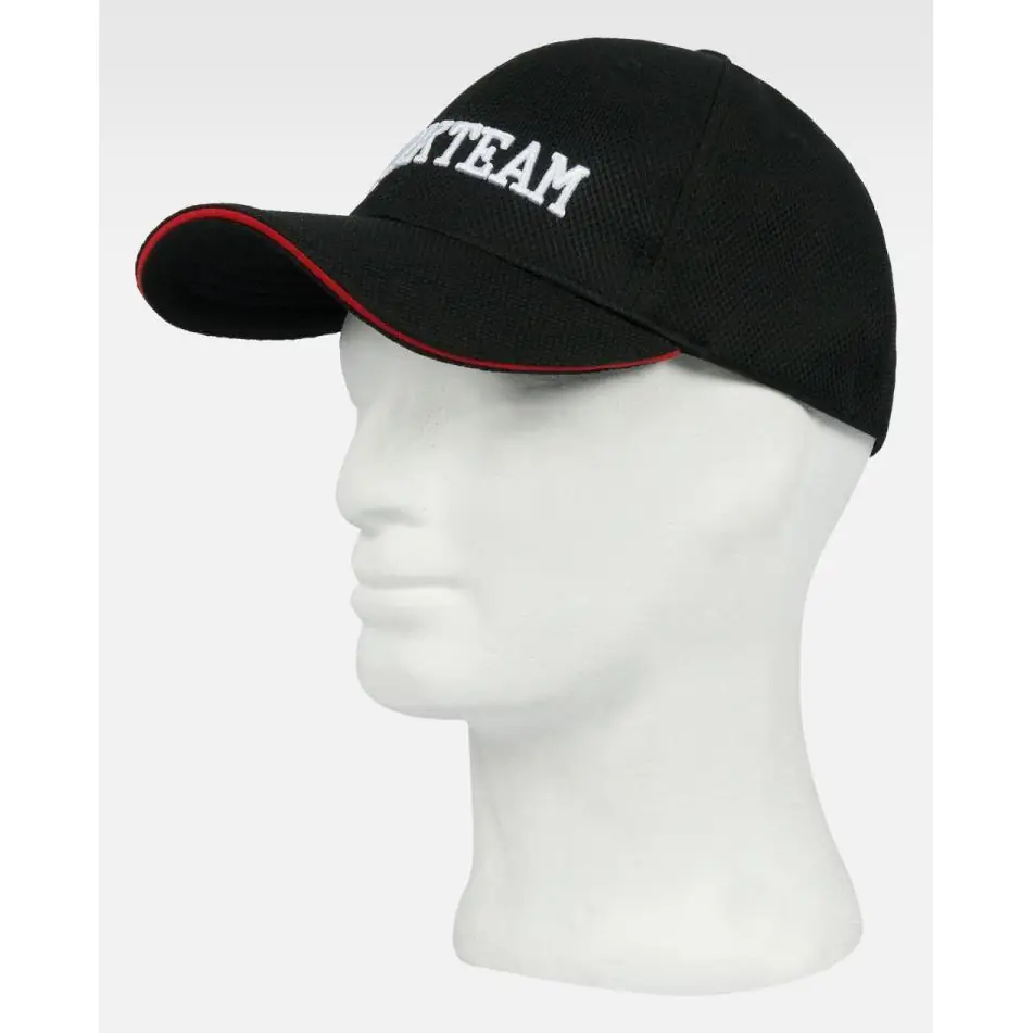 Gorra WorkTeam WFA906 1 Gorra WorkTeam WFA906, Negro, vista oblicua sobre maniquí
