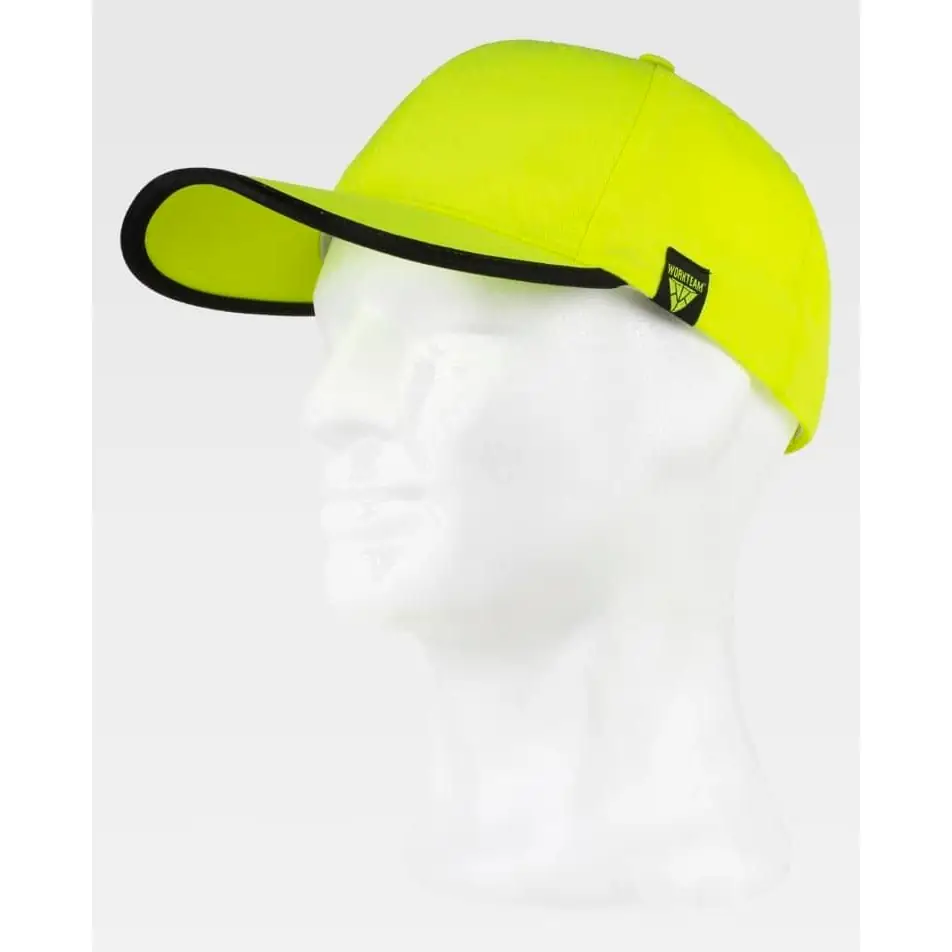 Gorra WorkTeam WFA907 2 Gorra WorkTeam WFA907, Amarillo flúor/Negro, vista oblicua sobre maniquí
