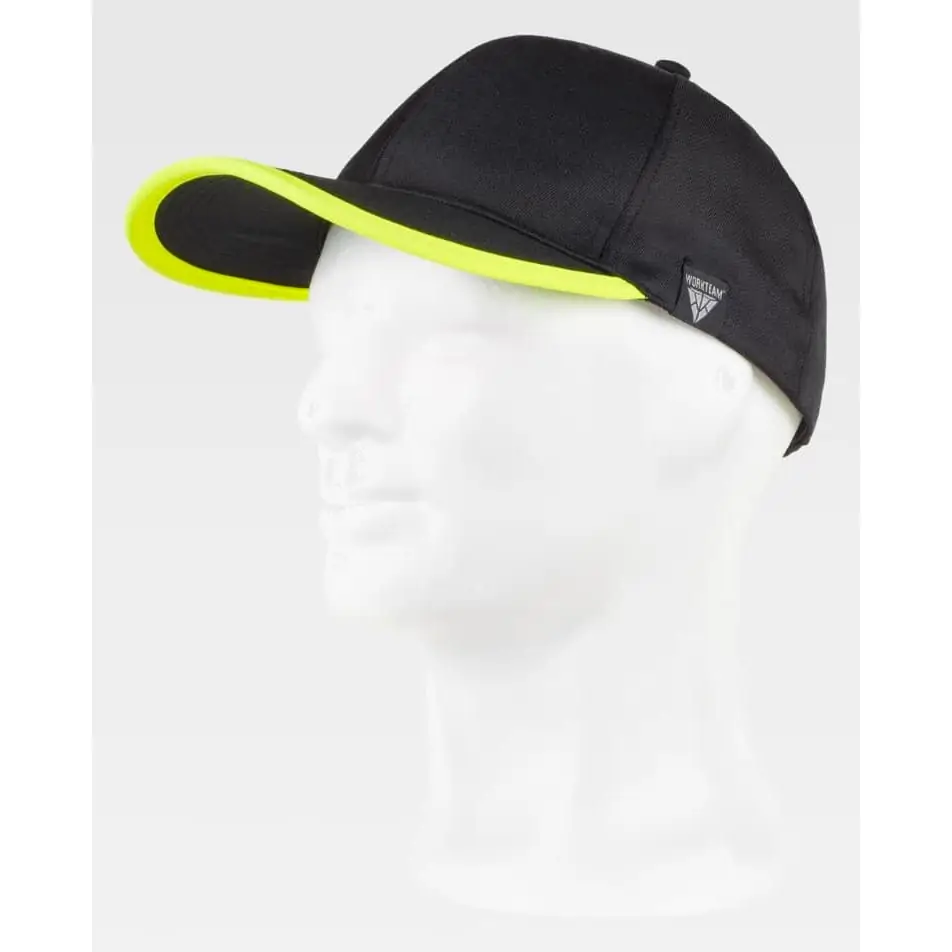 Gorra WorkTeam WFA907 6 Gorra WorkTeam WFA907, Negro/Amarillo flúor, vista oblicua sobre maniquí