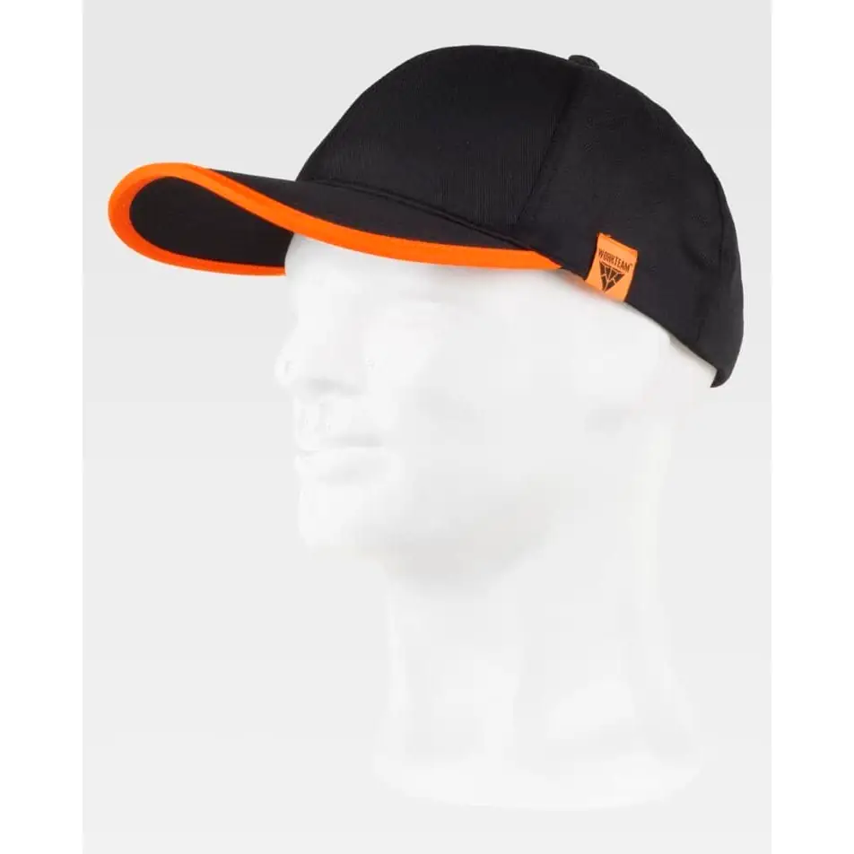 Gorra WorkTeam WFA907 8 Gorra WorkTeam WFA907, Negro/Naranja flúor, vista oblicua sobre maniquí