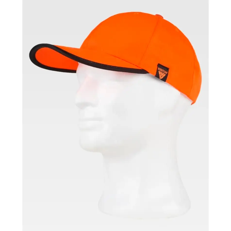 Gorra WorkTeam WFA907 4 Gorra WorkTeam WFA907, Naranja flúor/Negro, vista oblicua sobre maniquí