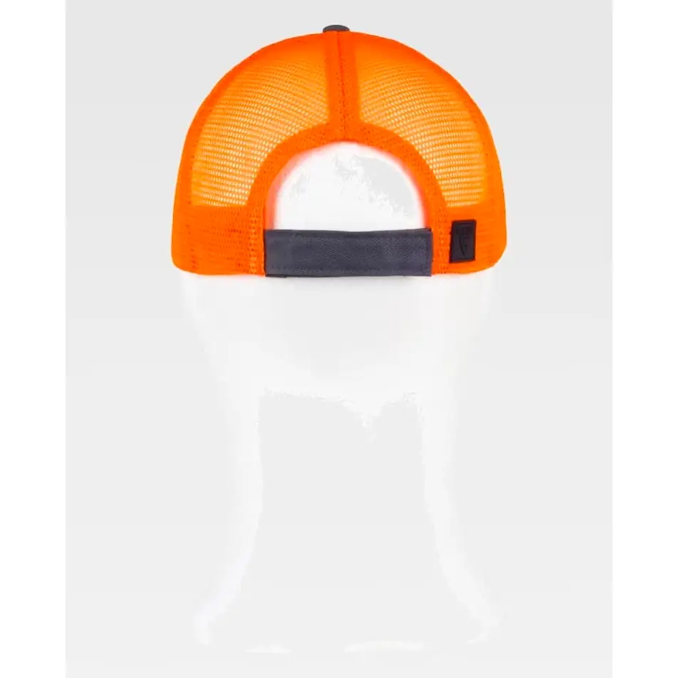 Gorra WorkTeam WFA908 3 Gorra WorkTeam WFA908, Gris/Naranja flúor, vista posterior sobre maniquí